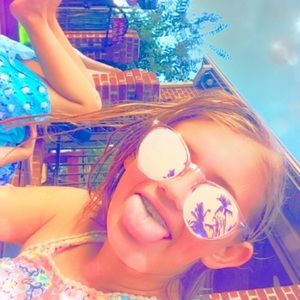 Meet your Posher, Avery